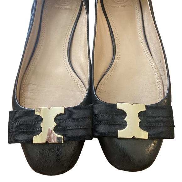 Tory Burch Black Leather Almond Toe Flats Size 7 Gold Logo Detail Grosgrain Bow - Picture 2 of 7